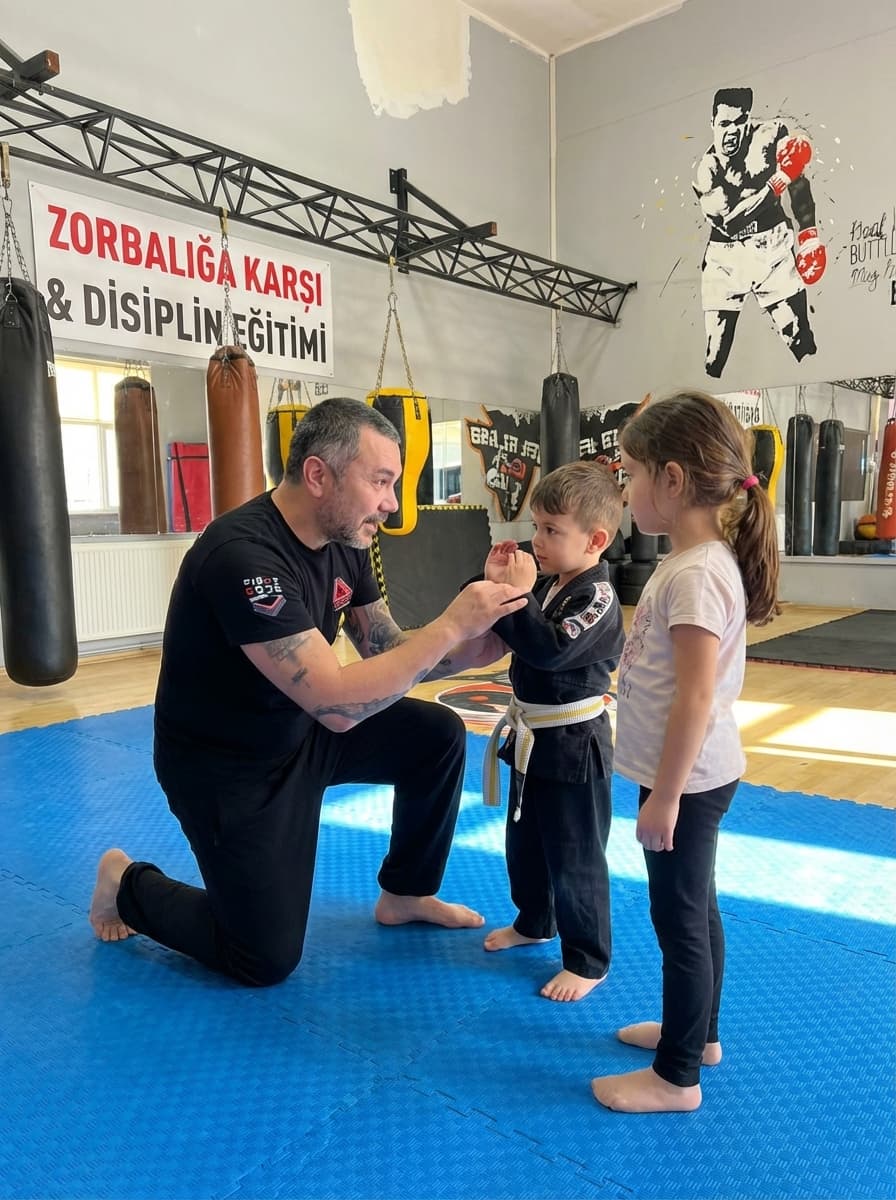 Çocuk Dövüş Sporu Dersleri İstanbul Çocuklar İçin Savunma Dövüş Sporu Eğitimi ve Akran Zorbalığı